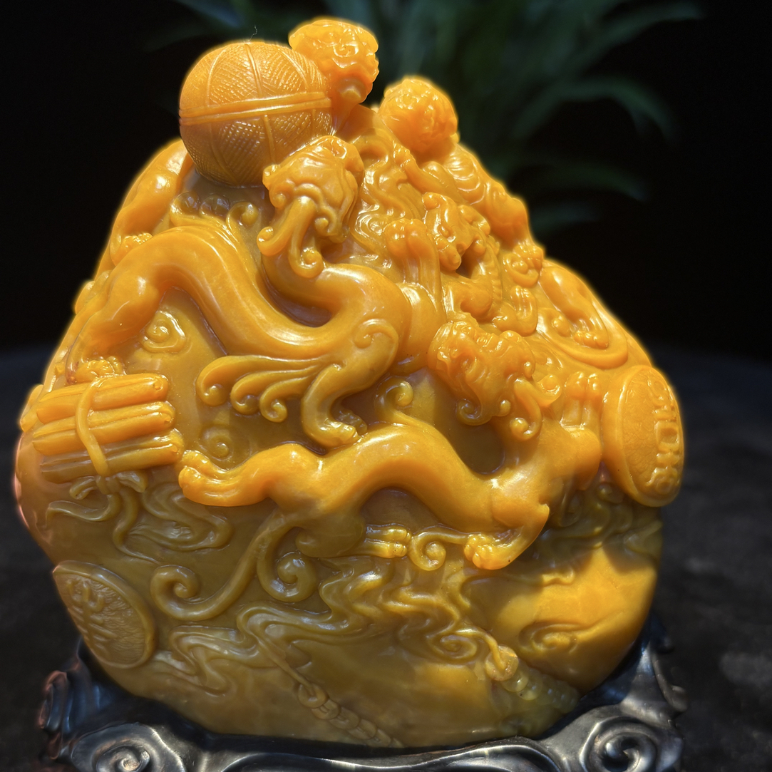 田黄石（螭虎戏球）