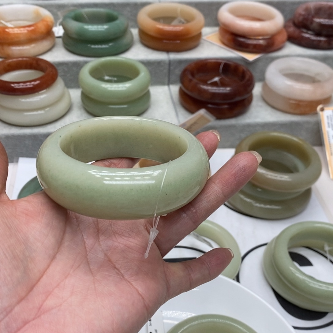 兜****石英质玉未镶嵌手镯