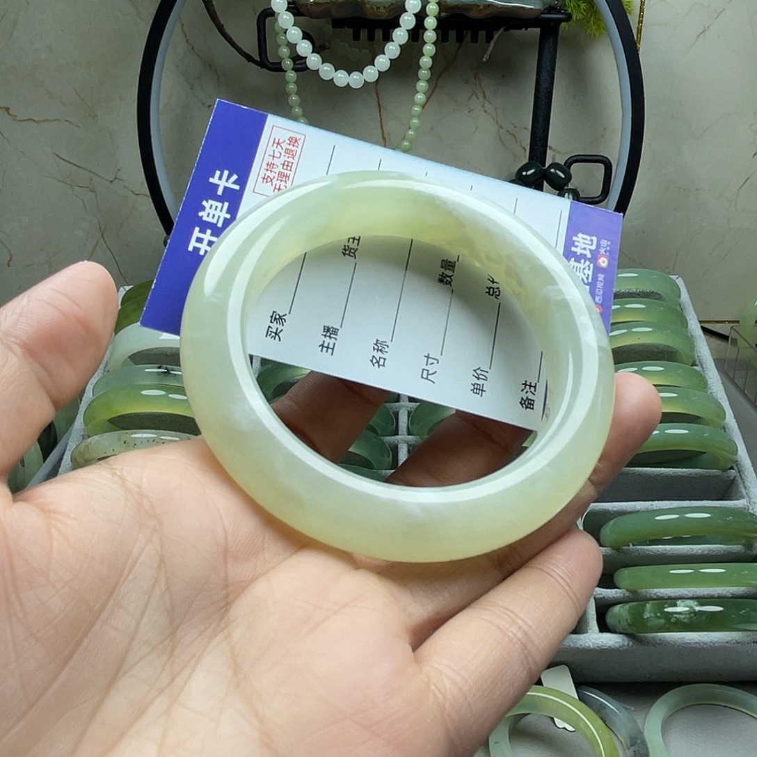 蛇纹石玉未镶嵌手镯微瑕