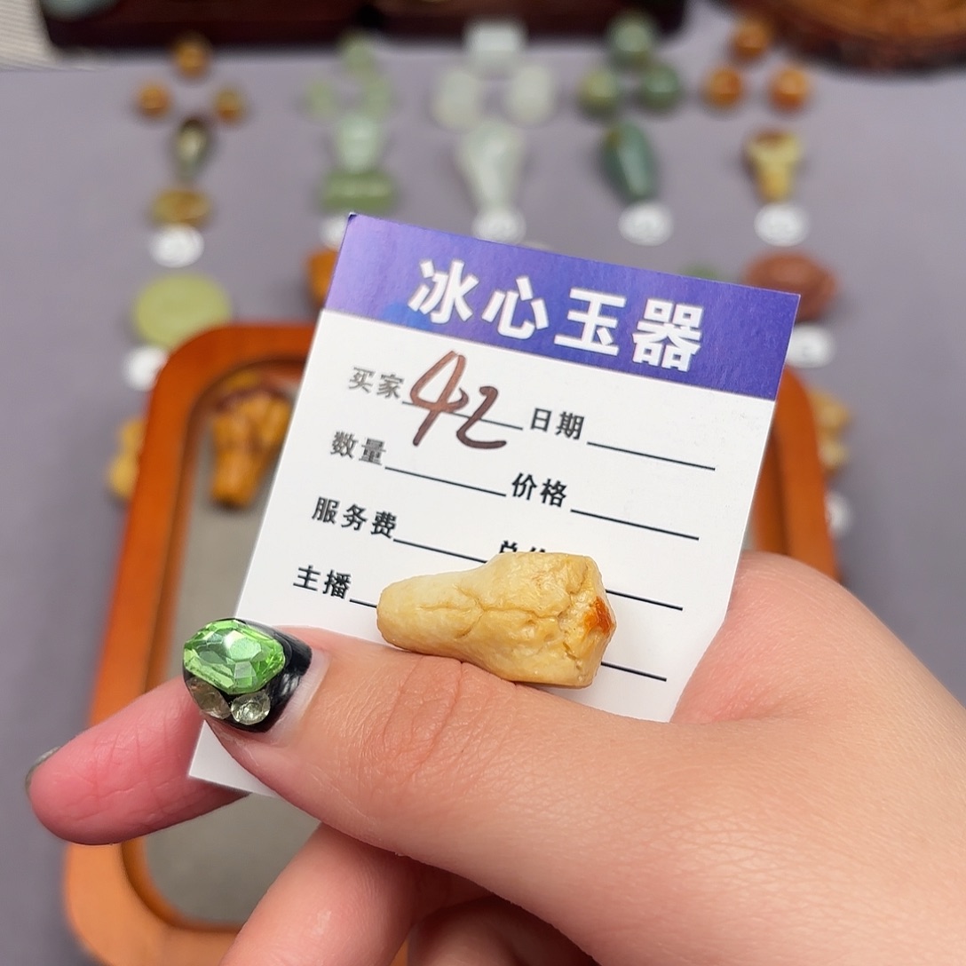 蛇纹石玉未镶嵌颈饰笑**生