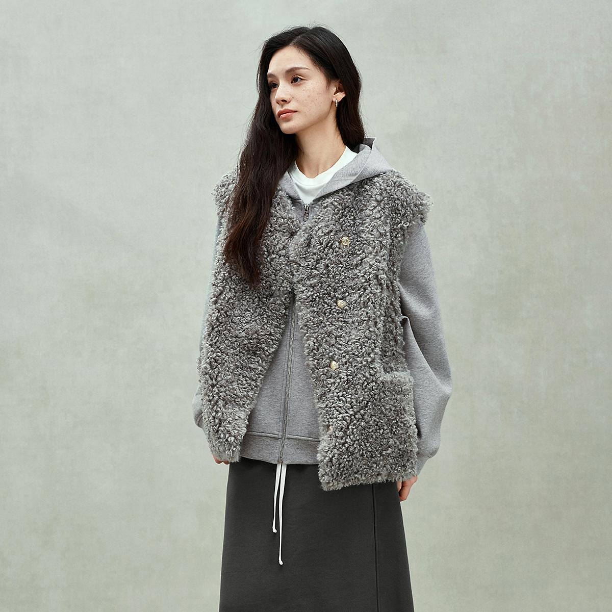 ochirly欧时力 轻盈环保皮草马甲外套女不对称设计感2025春季新品