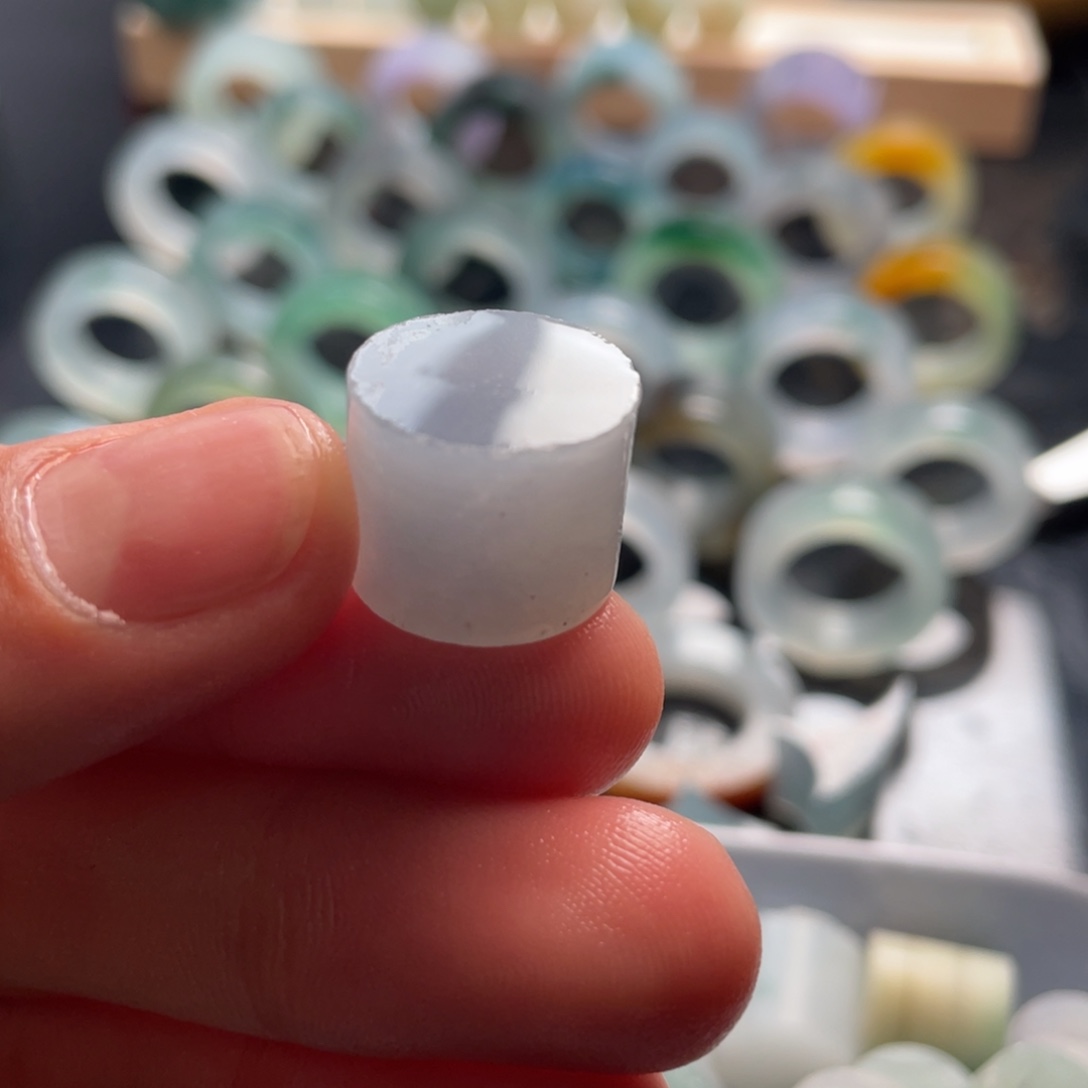 定制翡翠未镶嵌嗷****?戒指