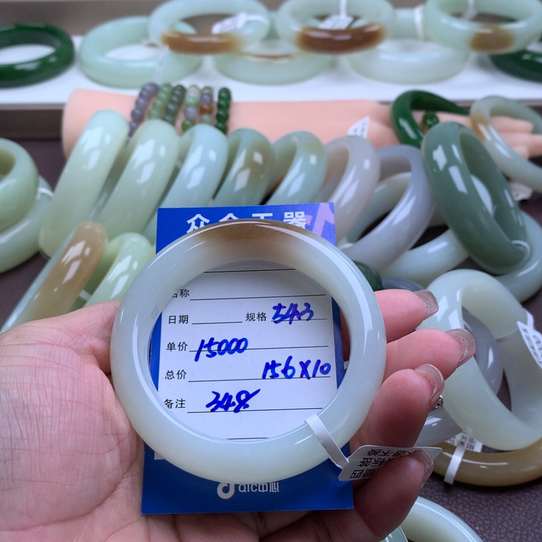 和田玉手镯未镶嵌焦****场