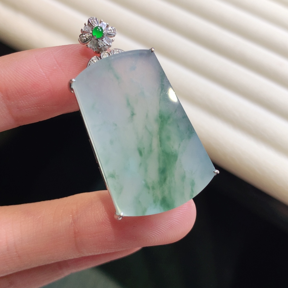 翡翠颈饰18K金镶嵌无事牌