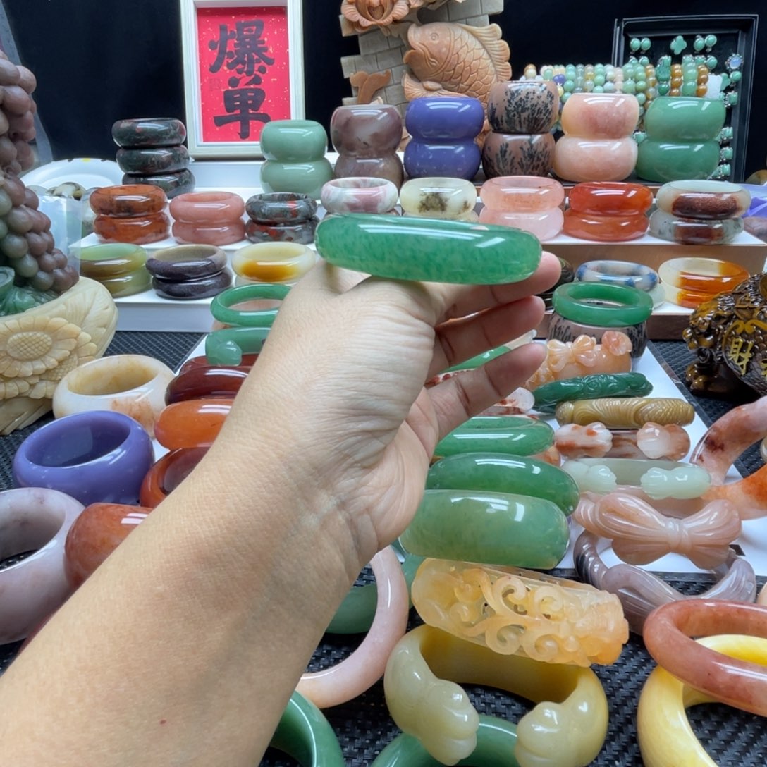 ****࿐石英岩玉未镶嵌手镯