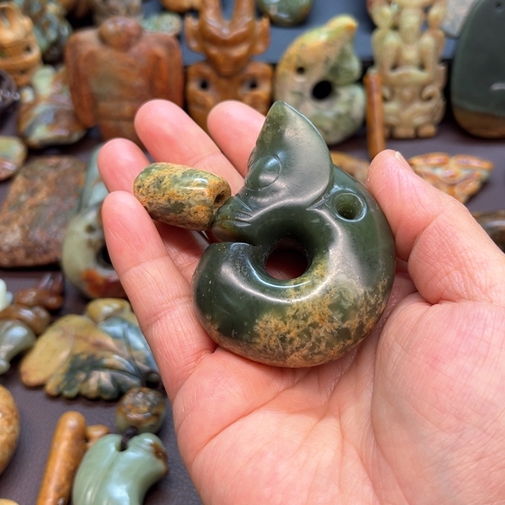 岫岩河磨玉（透闪石质玉）把件未镶嵌朱*