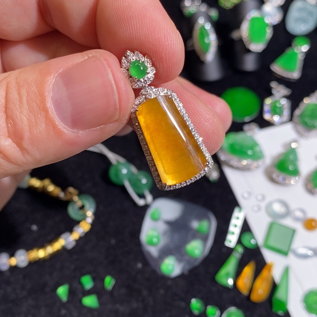 翡翠吊坠(不含链)18K金镶嵌黄翡无事牌吊坠