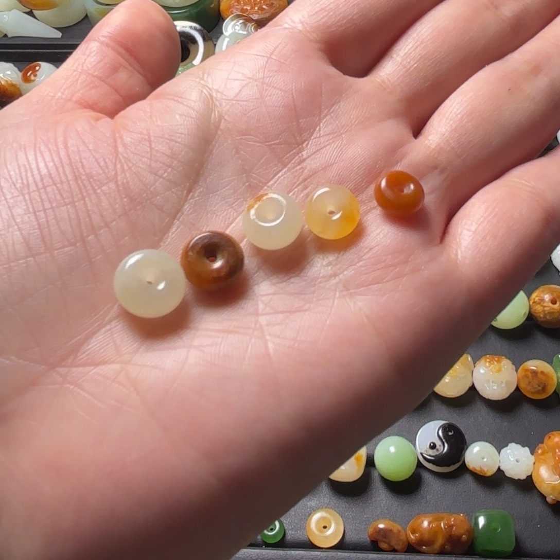 和田玉颈饰未镶嵌小**生