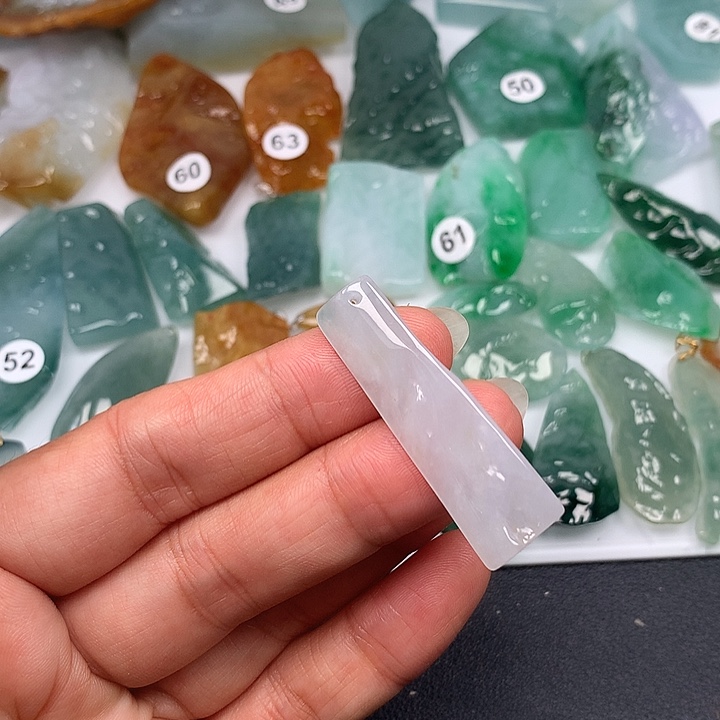 翡翠未镶嵌颈饰随型