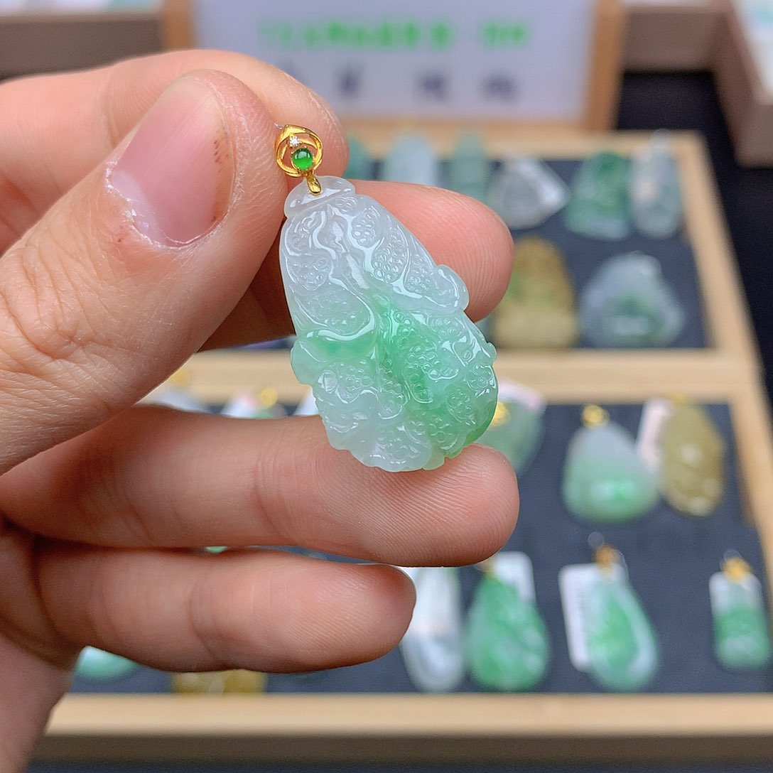 翡翠颈饰18K金镶嵌翡翠