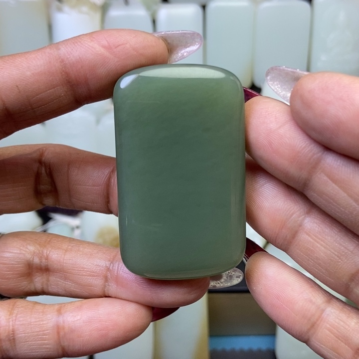 和田玉颈饰未镶嵌?