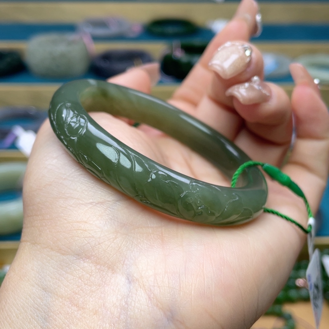 和田玉手镯54圈口。编号81未镶嵌