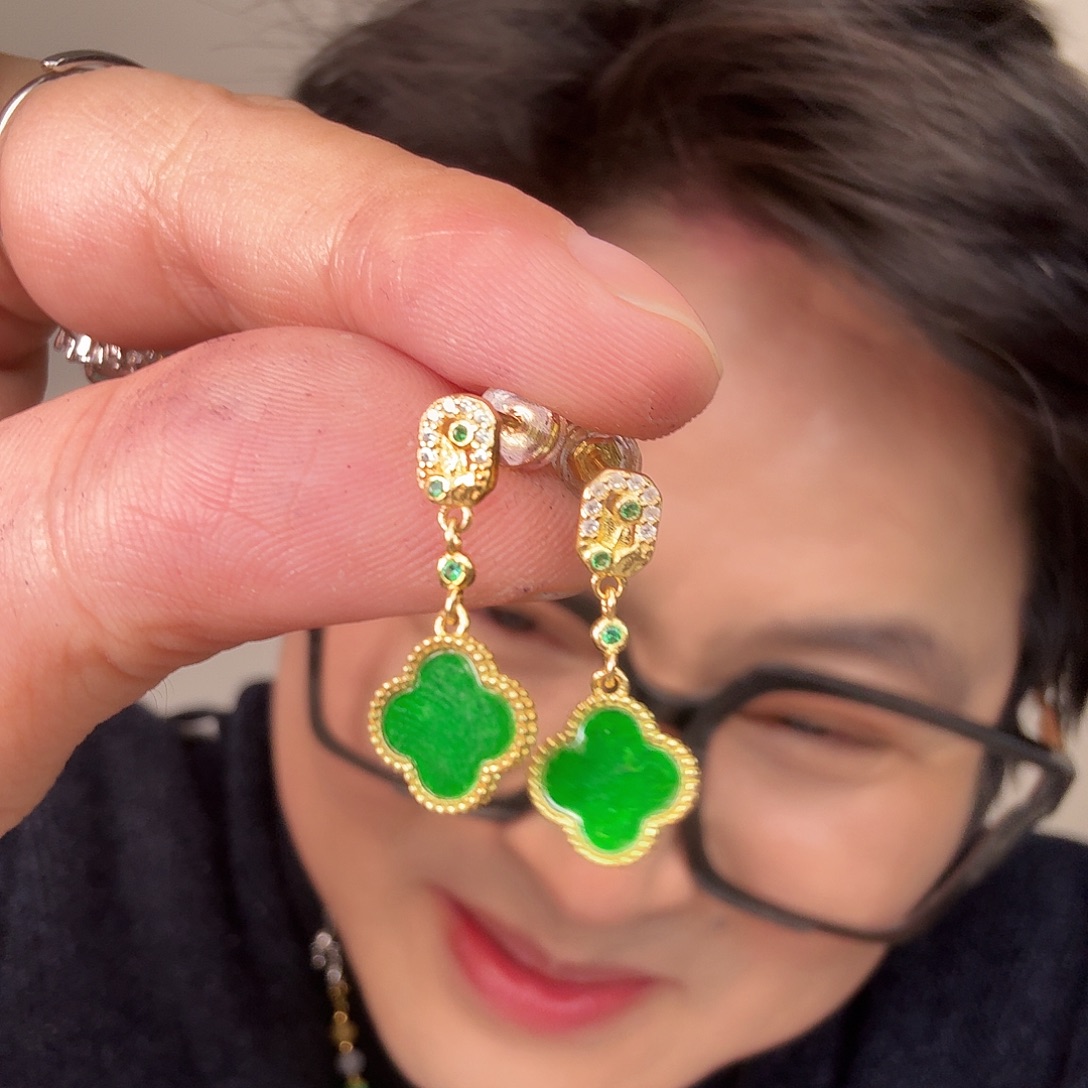 翡翠未镶嵌颈饰一对