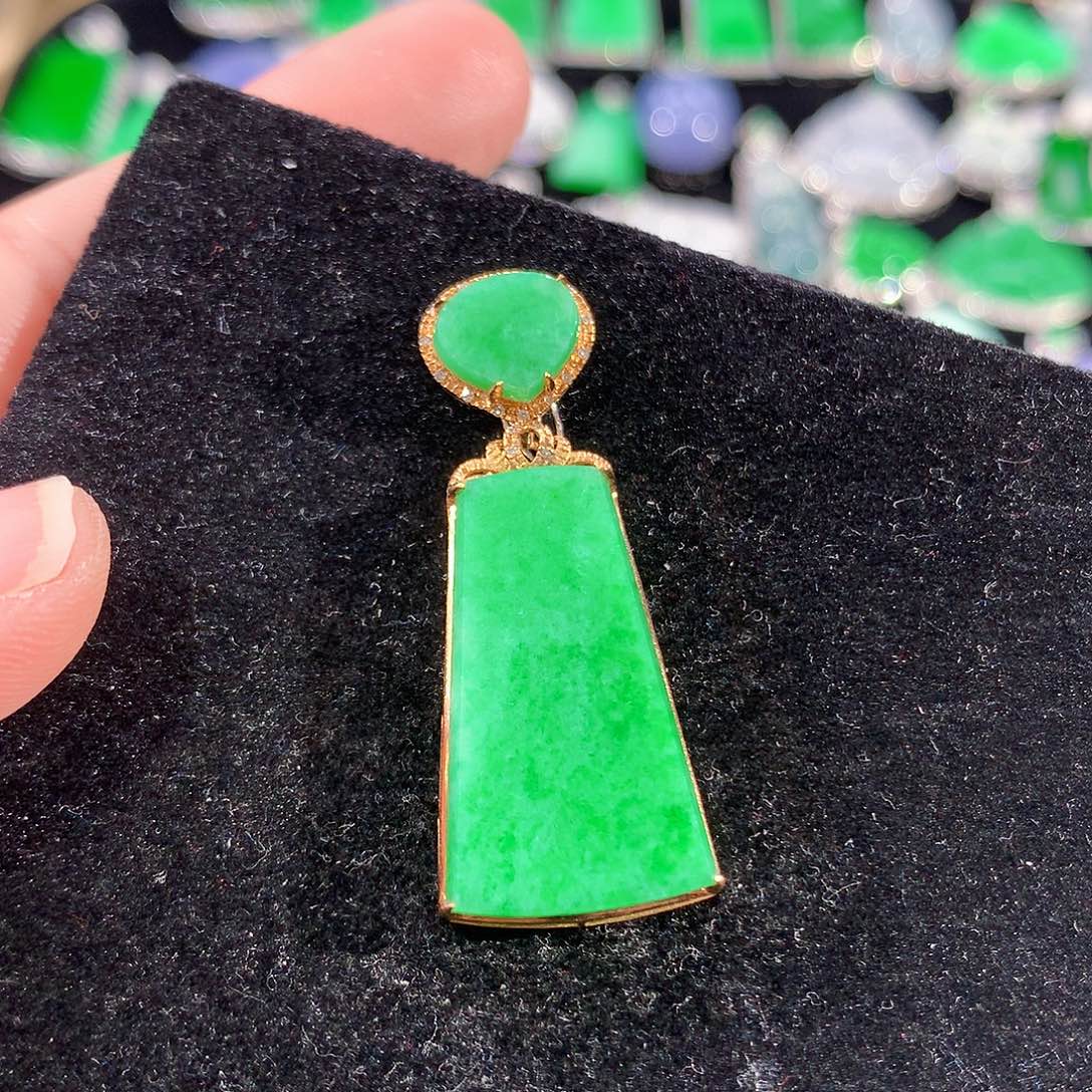 翡翠18K金镶嵌颈饰