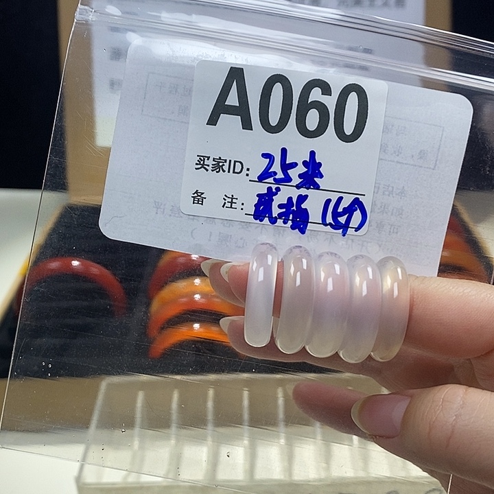 吉***生玛瑙/玉髓未镶嵌手镯