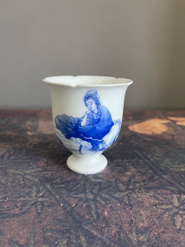 景德镇釉下高端青花人物观音睡莲葵口杯主人杯