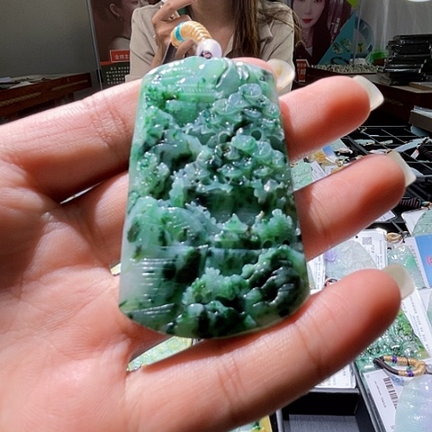 翡翠未镶嵌颈饰一个