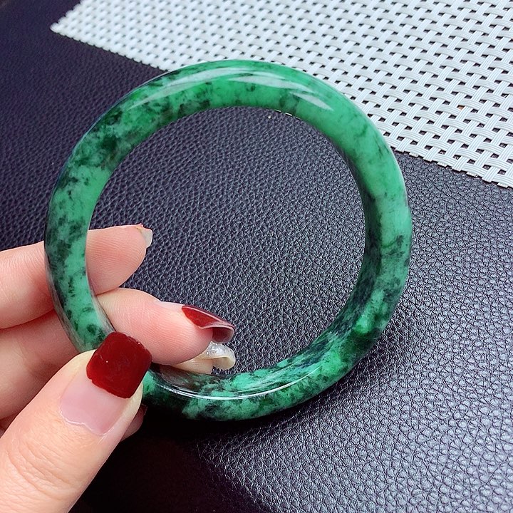 翡翠手镯未镶嵌翡翠