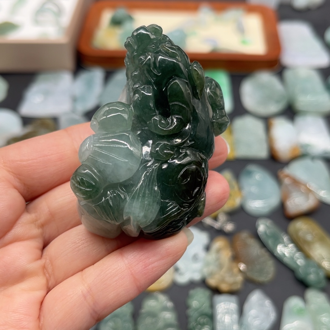 翡翠未镶嵌颈饰貔貅