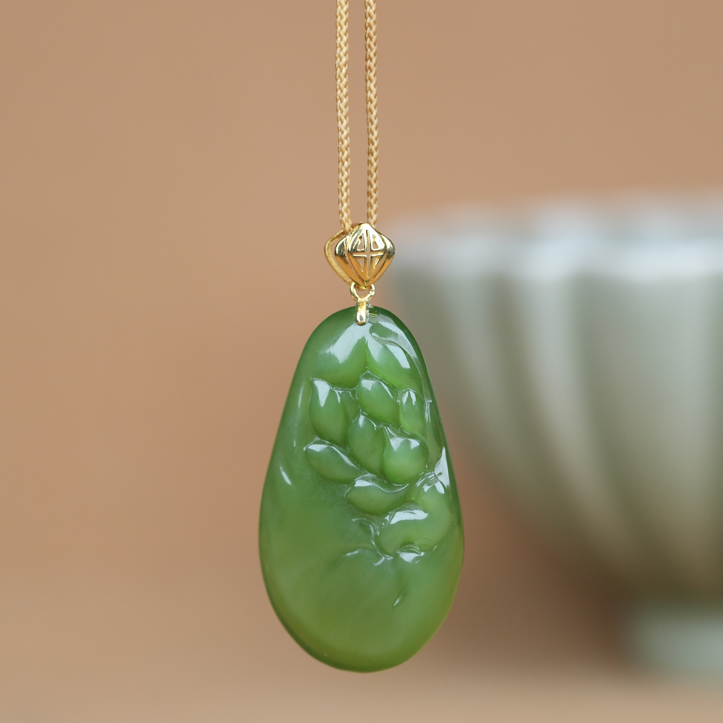 18k金镶嵌冰绿猫碧玉莲花吊坠玉坠女士绿色时尚气质