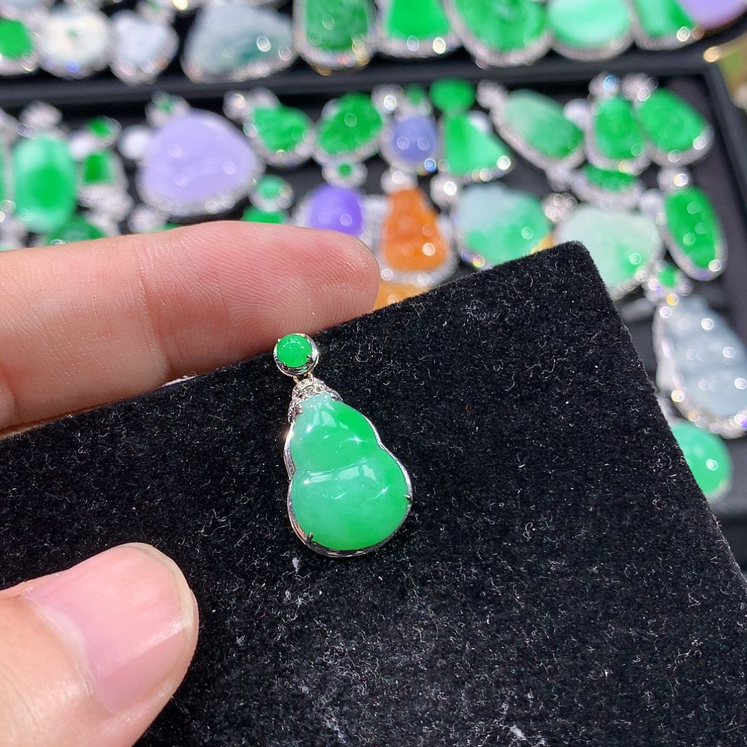 翡翠18K金镶嵌颈饰