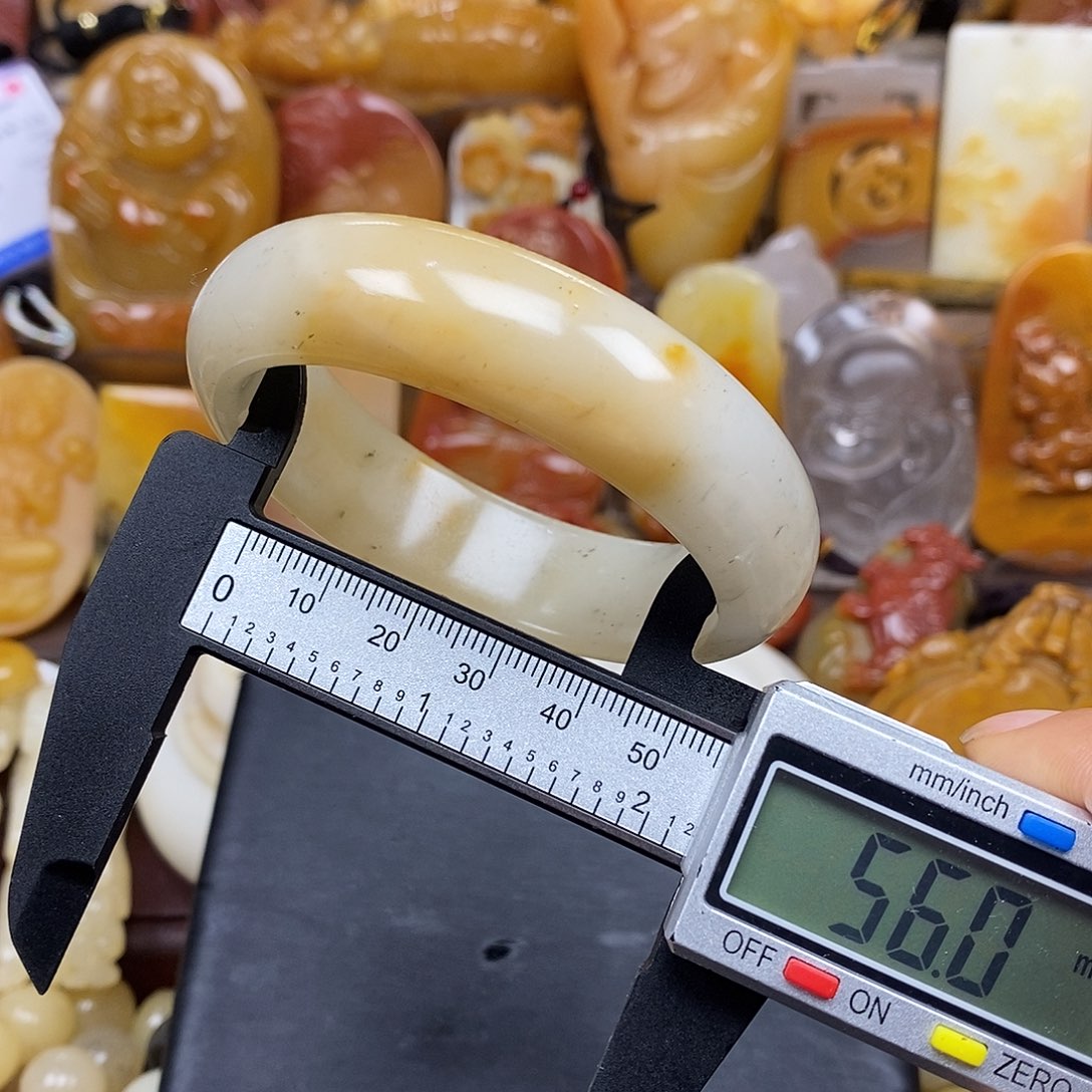 石英质玉（黄龙玉）颈饰未镶嵌