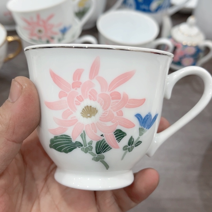 碟釉下五彩的瓷器和