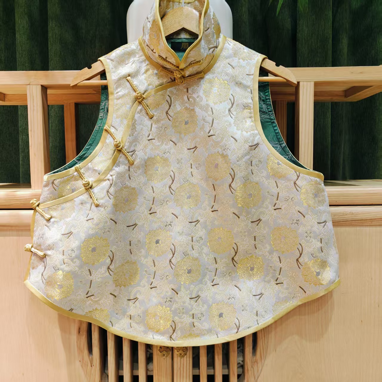 凤徕兮私人定制白底暖黄色暗纹花盆领盘扣马甲（HM10101）