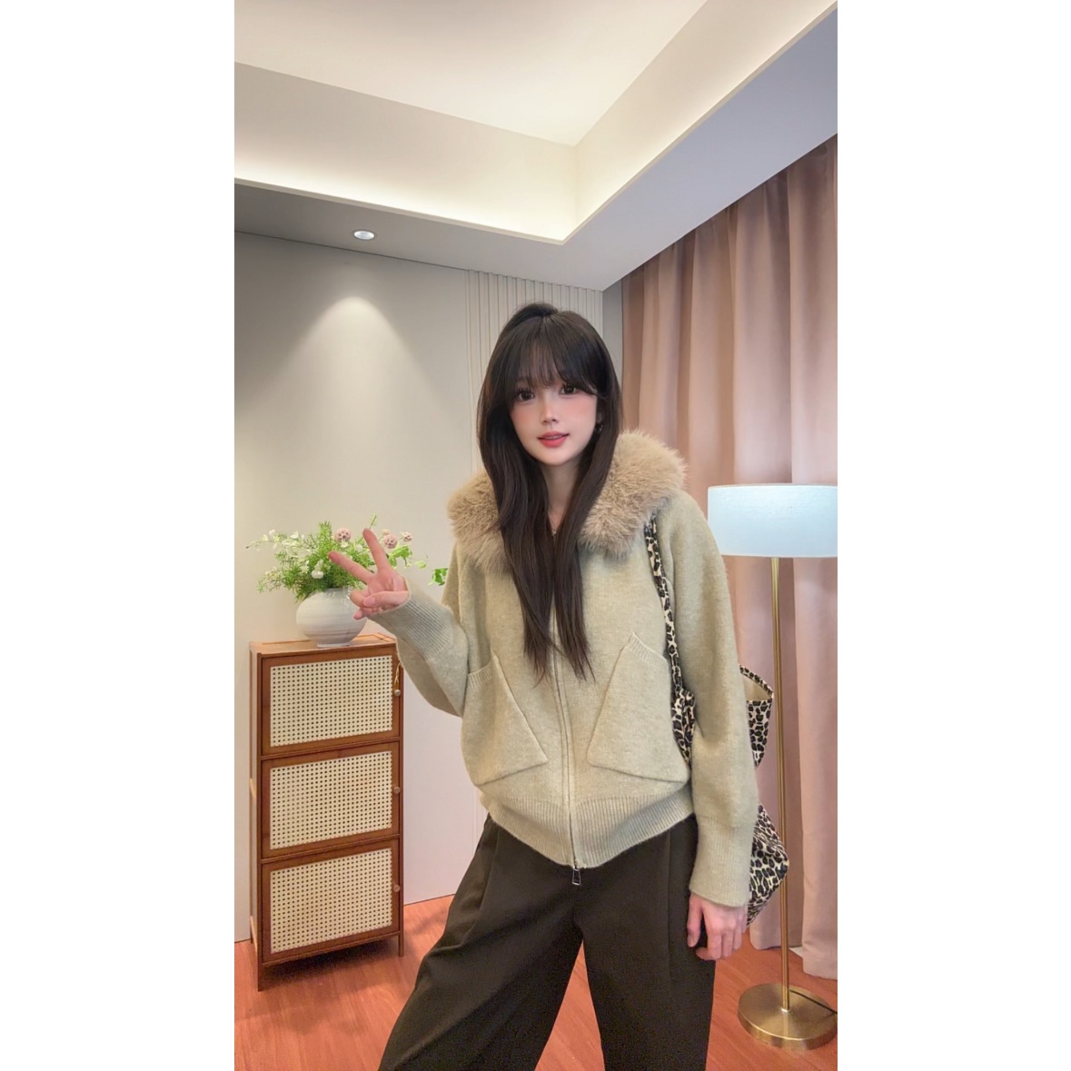 秋冬氛围感穿搭大毛领连帽双拉链针织外套宽松型