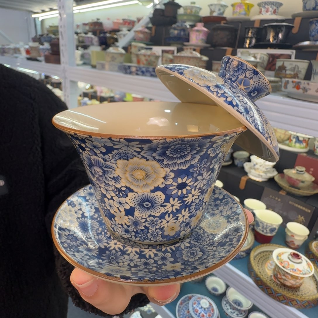 这些盖碗很漂亮我很喜欢！！