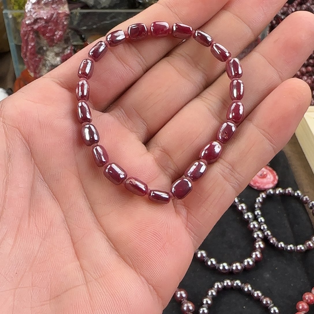 凌***寒天然辰砂原矿晶体手串