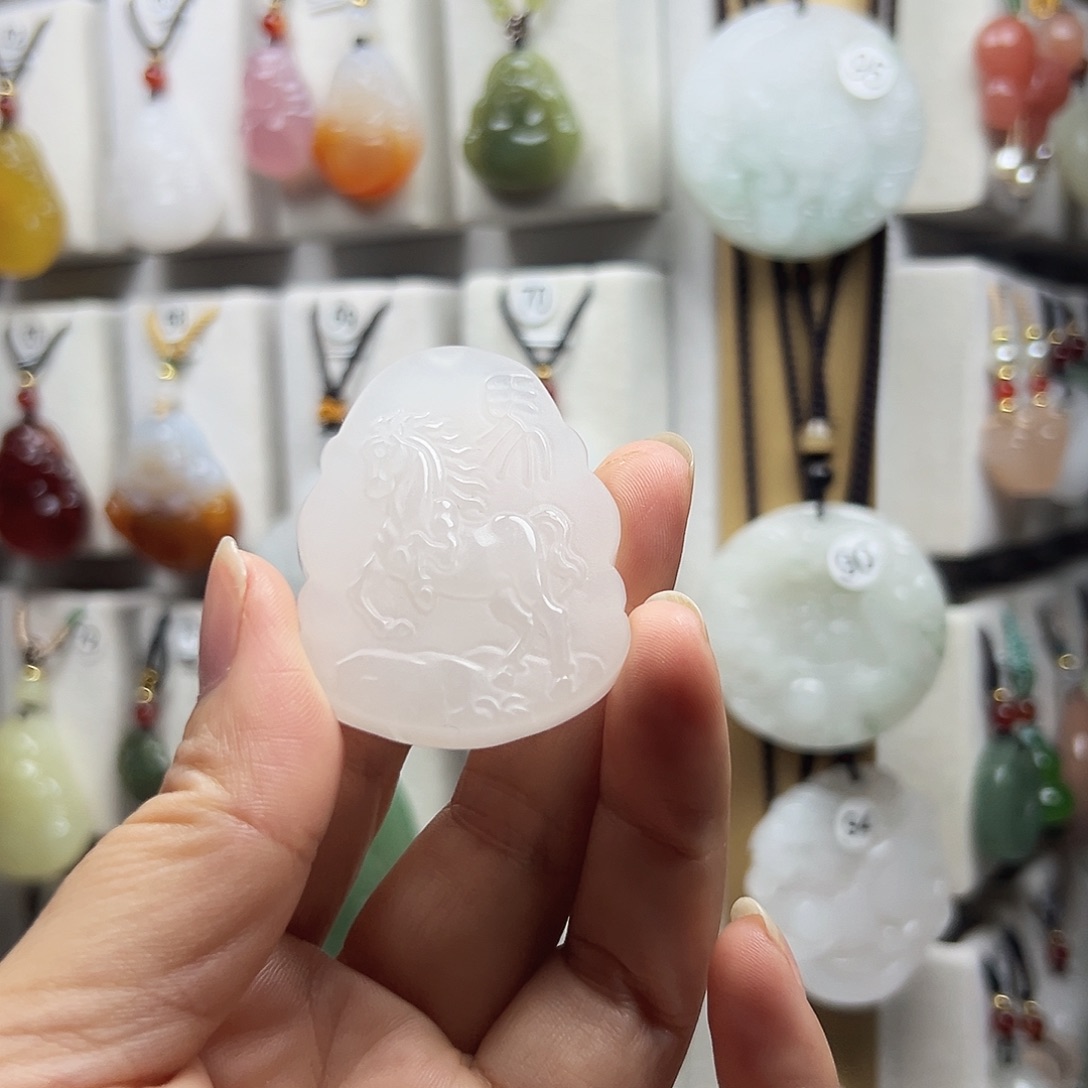 ****哥石英质玉（金丝玉）未镶嵌颈饰