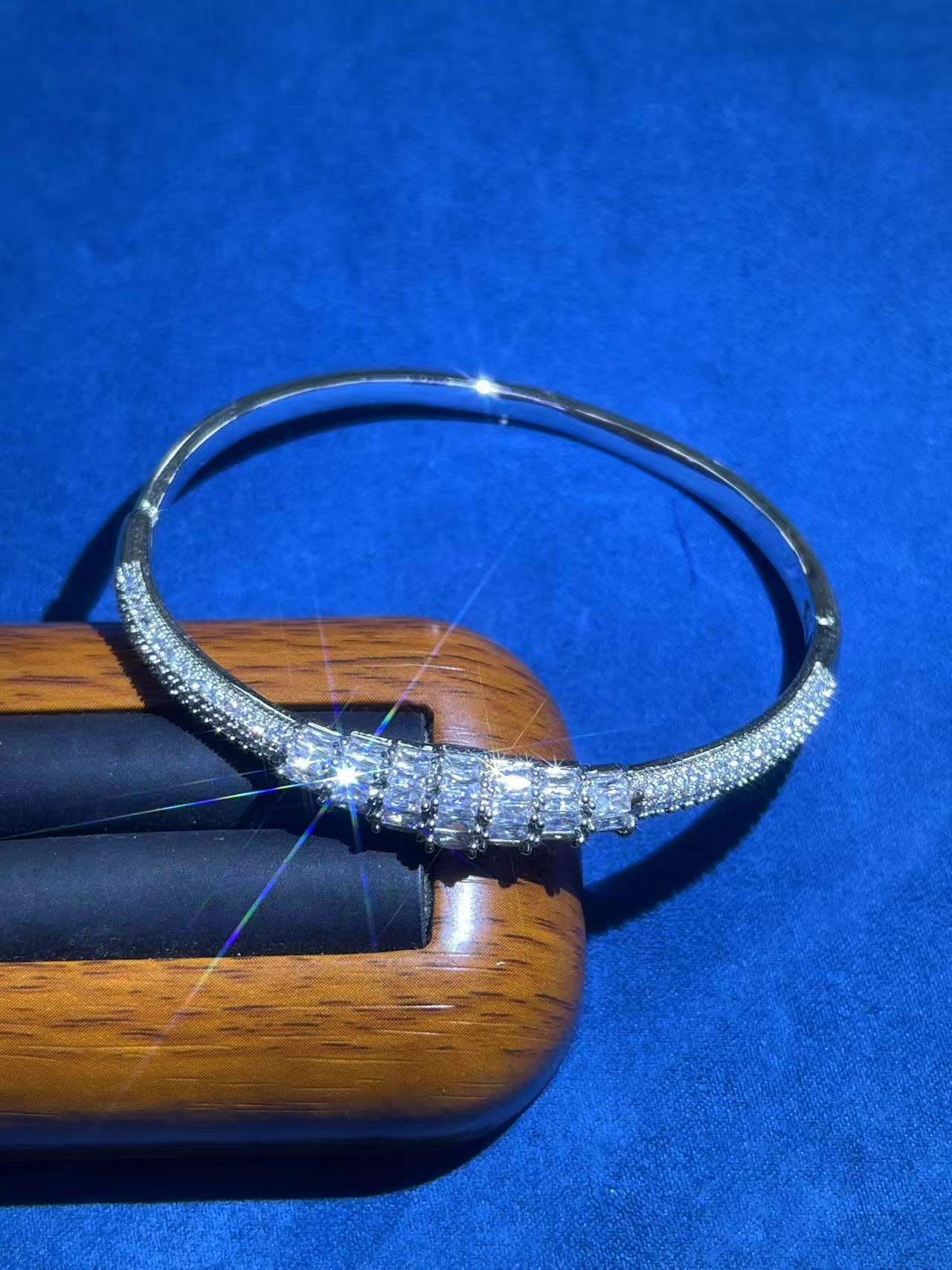 a624白色满镶手镯多样性发货