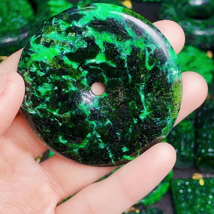 翡翠未镶嵌颈饰多样性