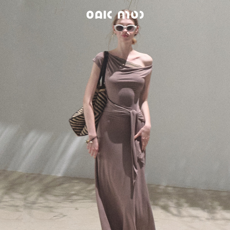 OAKMOO/ "生活的感知力" 修身弹力斜肩针织长裙连衣裙