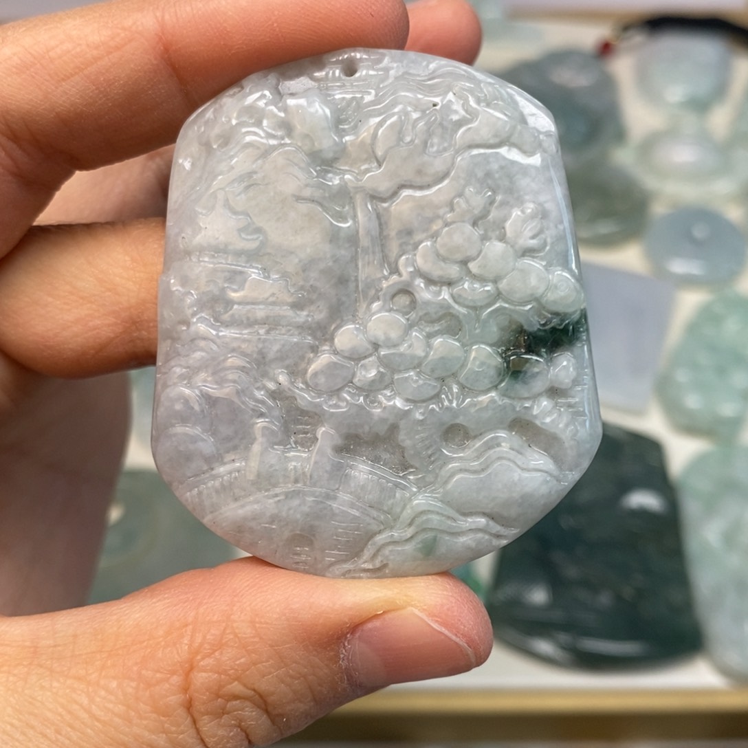 翡翠颈饰未镶嵌山水