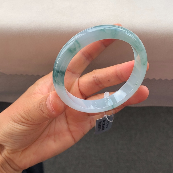 翡翠手镯未镶嵌翡翠手镯