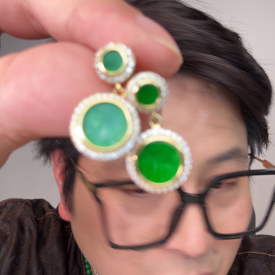 翡翠未镶嵌颈饰一对