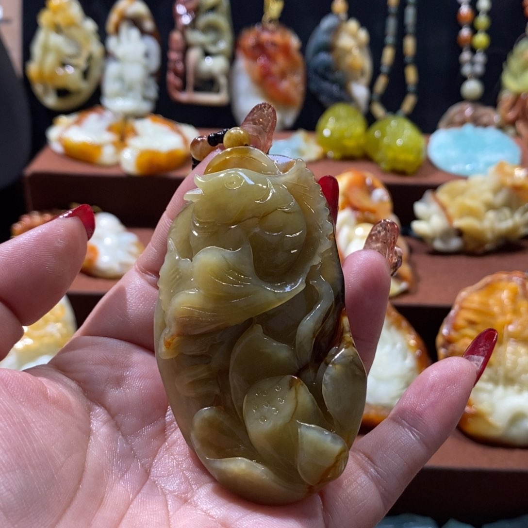 蛇纹石玉颈饰未镶嵌