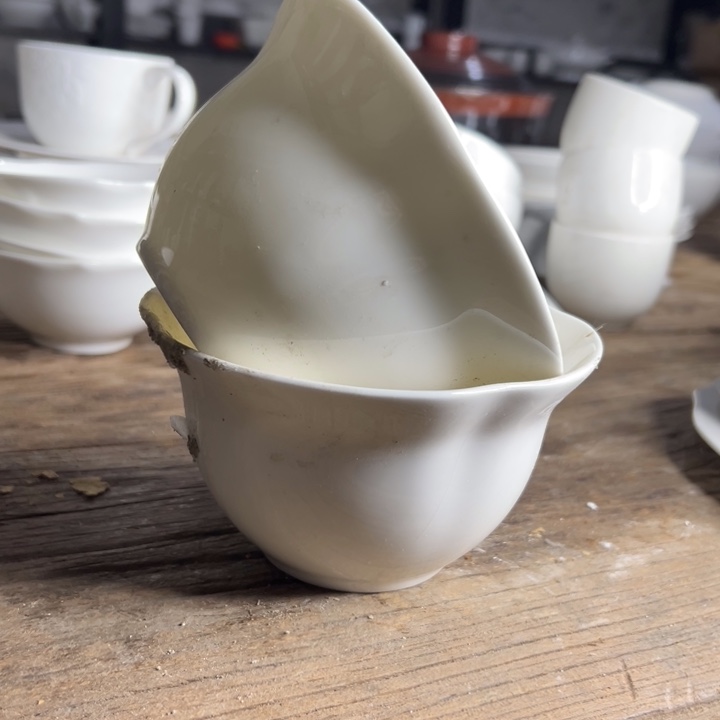 库存尾货库存尾货骨瓷花口碗一对口径13.5