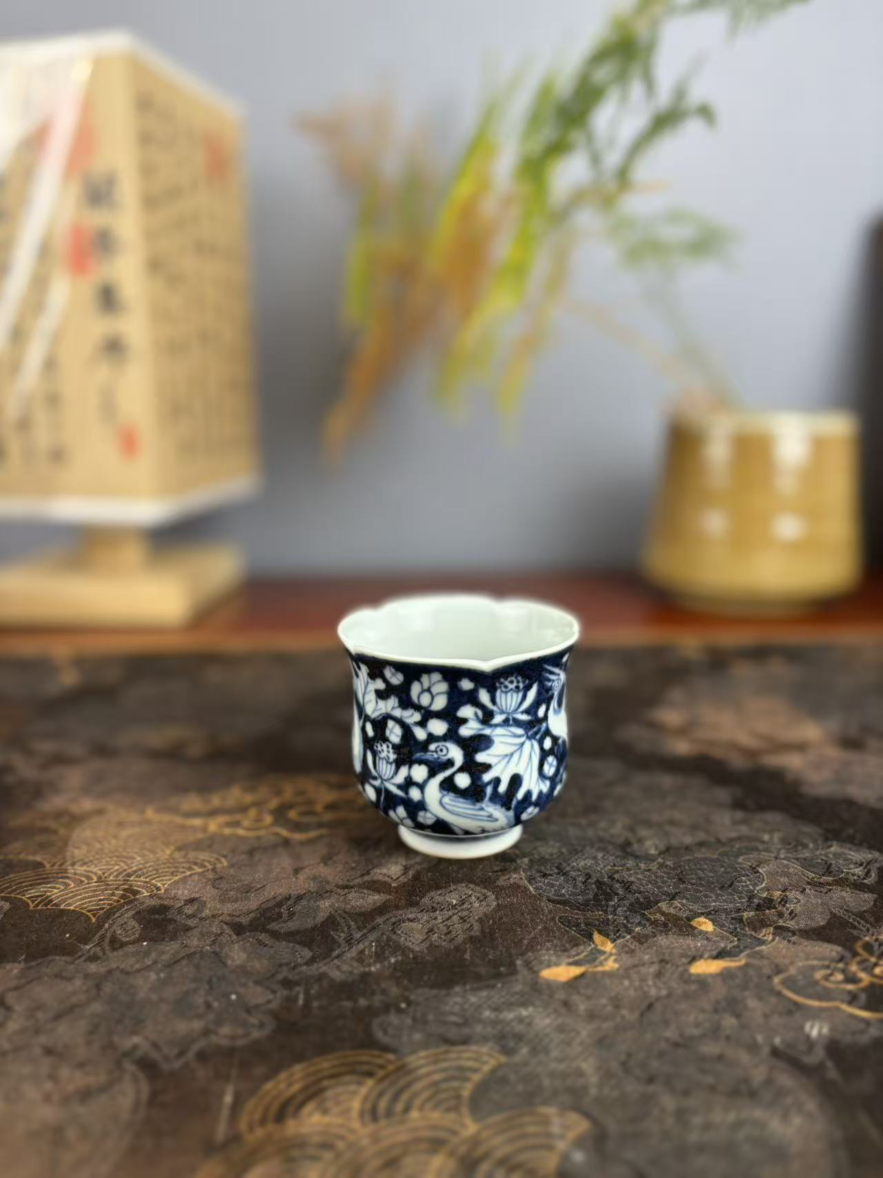 青花蓝底一鹭莲科葵口杯
