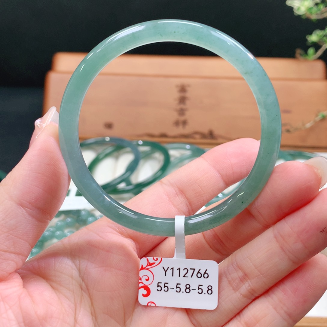 翡翠手镯未镶嵌天然