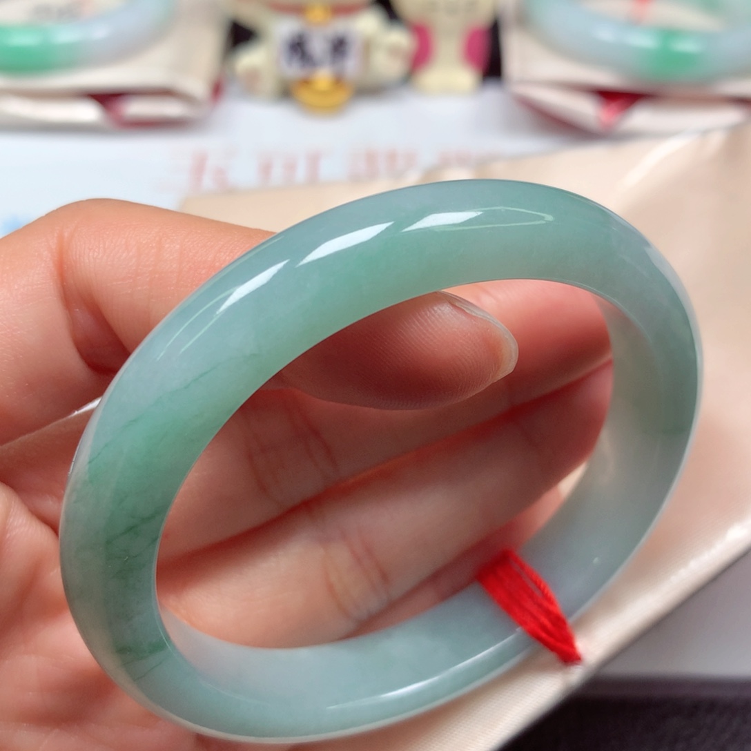 翡翠未镶嵌手镯冰胶晴底飘绿花5556贵妃