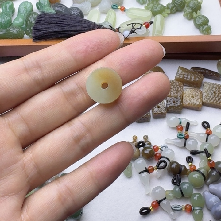 好***儿和田玉未镶嵌挂件