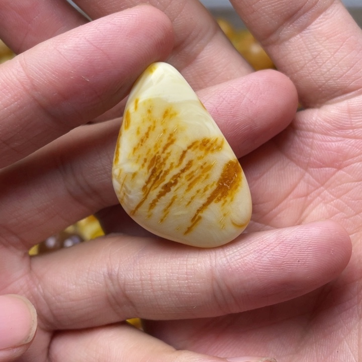 未镶嵌琥珀珠宝奇石