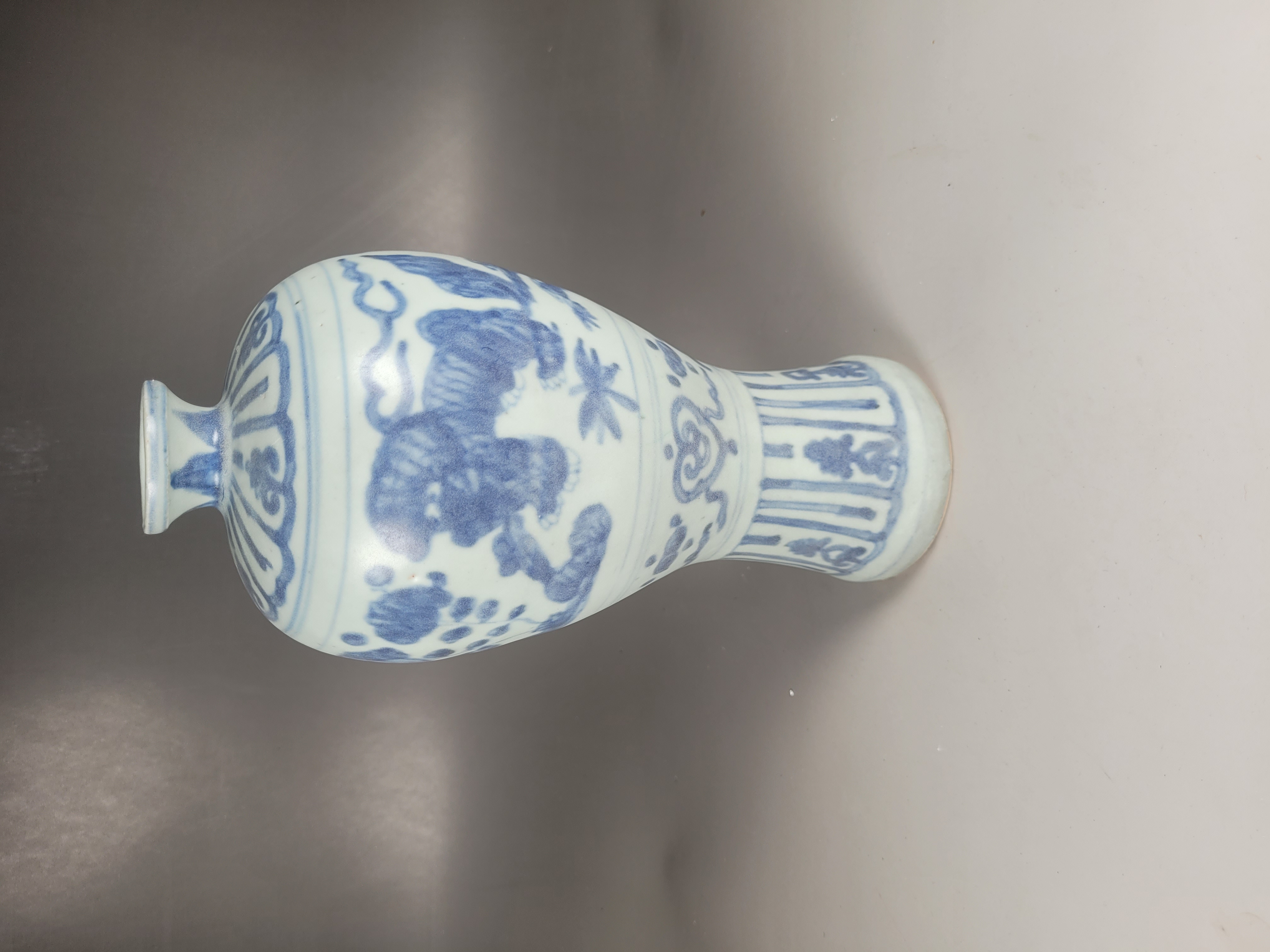 青花狮子绣球纹梅瓶一个