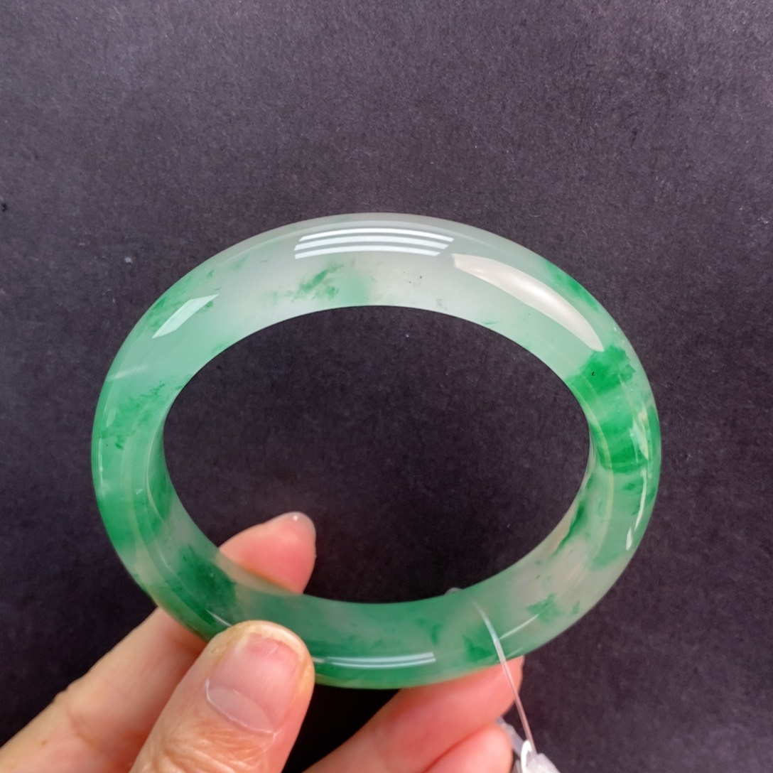 石英质玉手镯未镶嵌遇****！