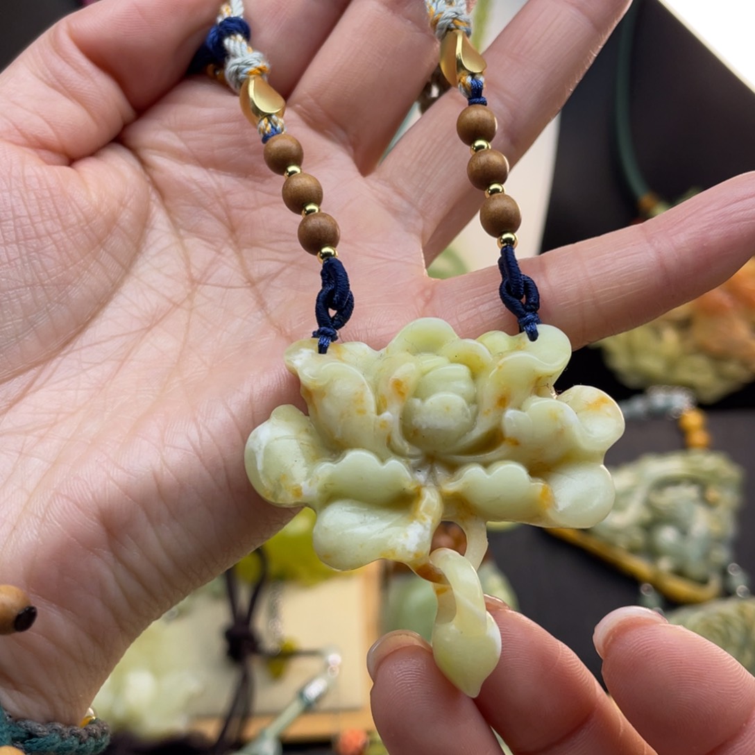 蛇纹石玉未镶嵌颈饰