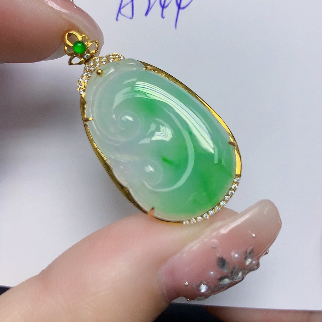 颈饰18K金镶嵌翡翠潜****发