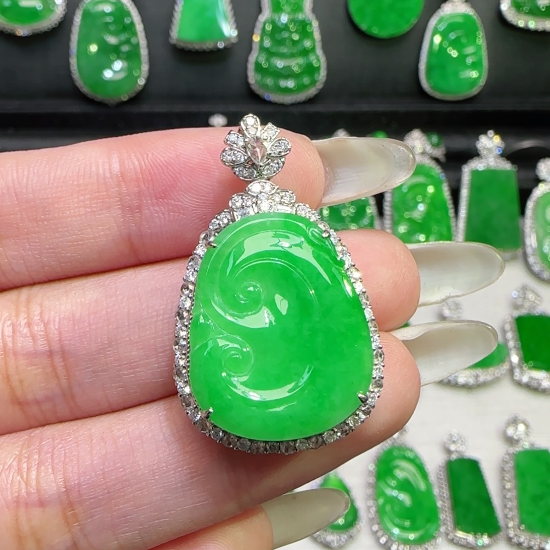 翡翠18K金镶嵌颈饰